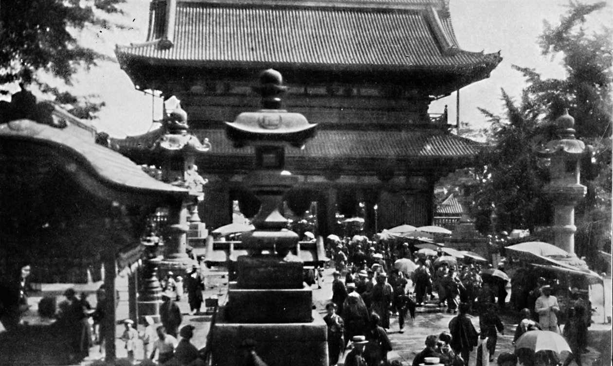 Ved Asakusa, det store tempelet i Tokyo, er spåvirksomheten livlig, c1900, 1921. av Julian Leonard Street