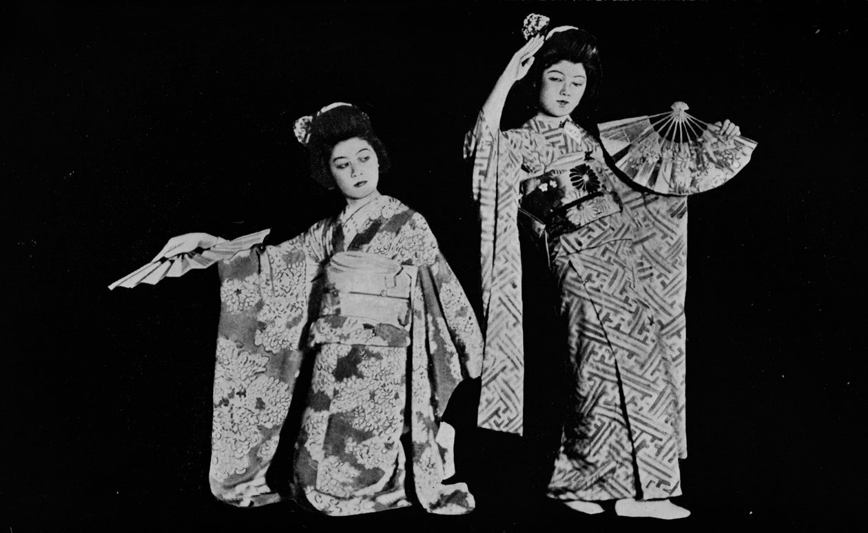 Dansejenta Kimi-chiyo deltar på nesten alle fester i japansk stil i Tokyo c1900, 1921 av Julian Leonard Street