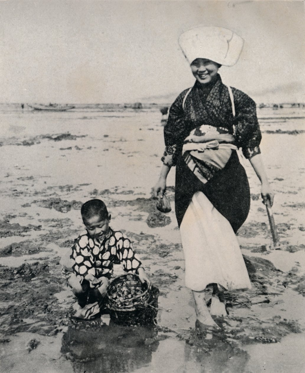 Graving av muslinger ved lavvann i Tokyobukta, ca 1900, 1921 av Julian Leonard Street
