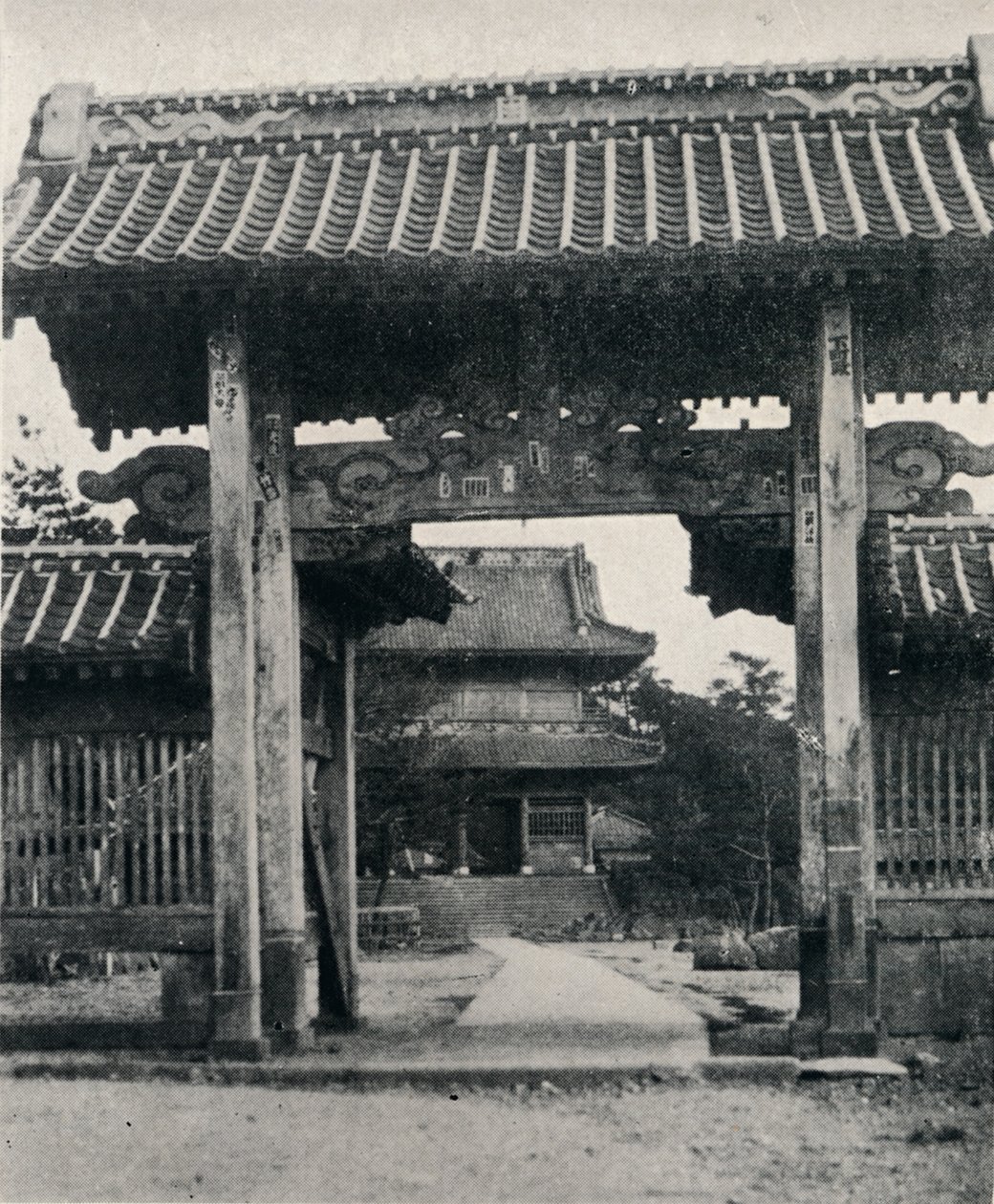 Portene til Tanjo-ji-tempelet, dedikert til Nichiren, c1900, 1921 av Julian Leonard Street