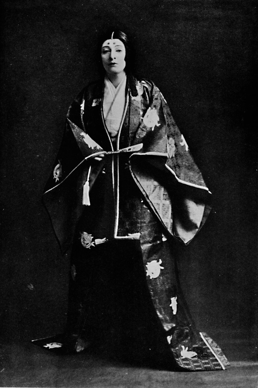 Mrs. Charles Burnett i en japansk hoffkostyme fra 1400-tallet. Mrs. Burnetts dikt skrevet i Japa av Julian Leonard Street