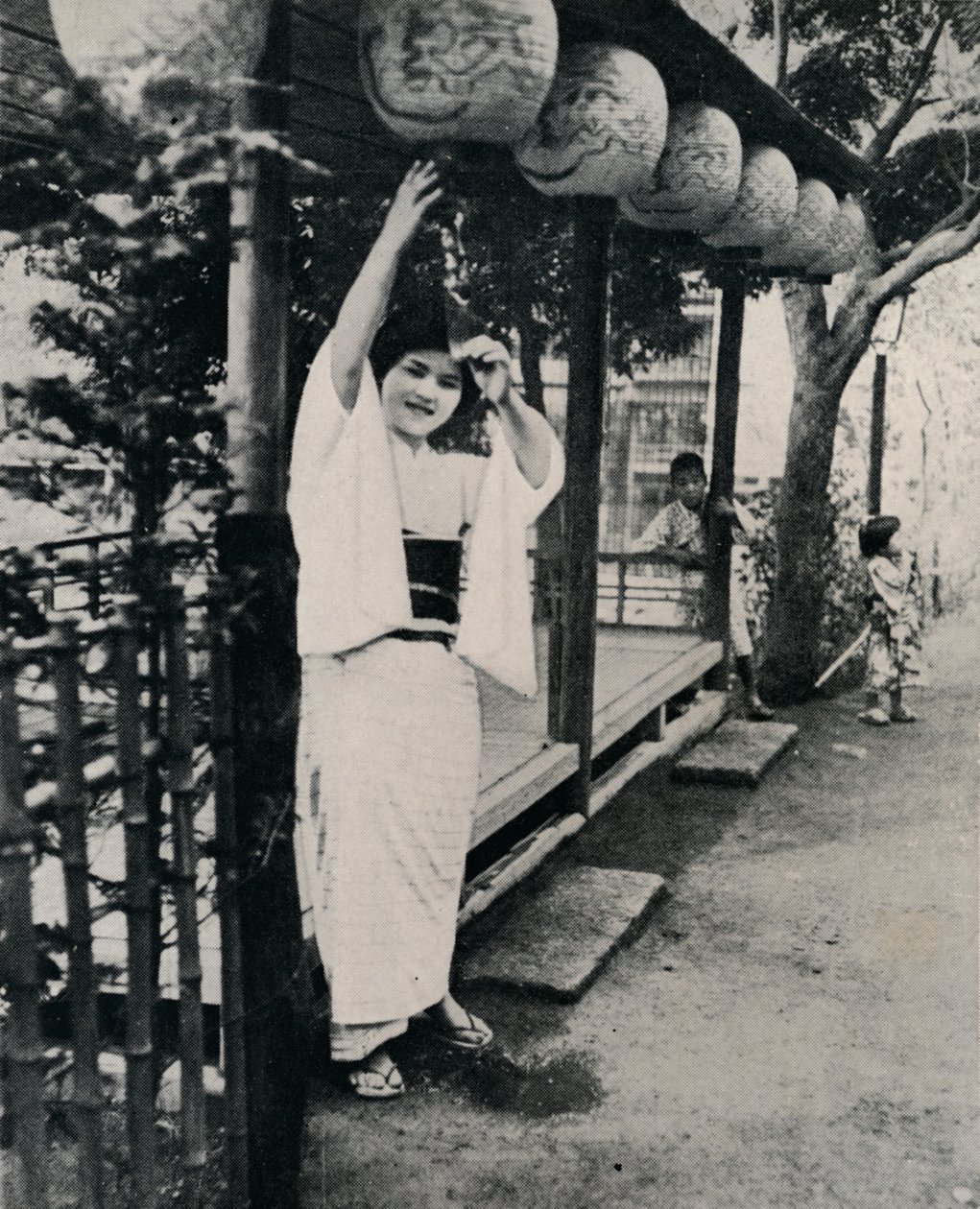 Søtt smil fra tehushjelpen, kalt nesan - eldste søster, c1900, 1921. av Julian Leonard Street