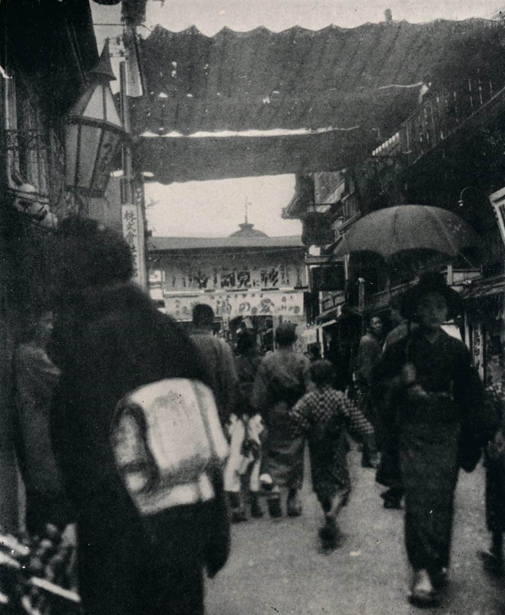 Teatergaten i Kyoto er en av de mest interessante motorveiene i verden, c1900, 1921 av Julian Leonard Street