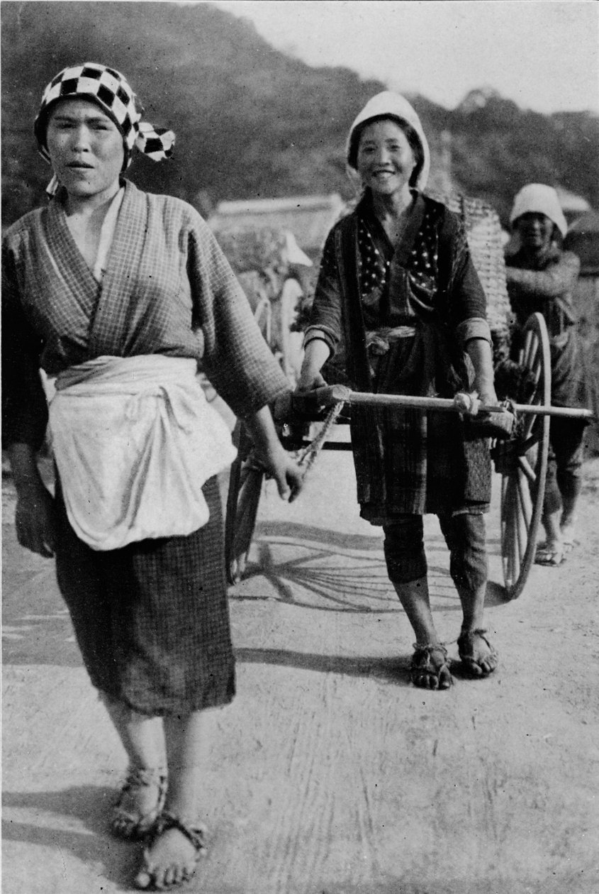 Tre generasjoner kvinner flytter en vogn med bestemor bak, dytte, c1900, 1921. av Julian Leonard Street
