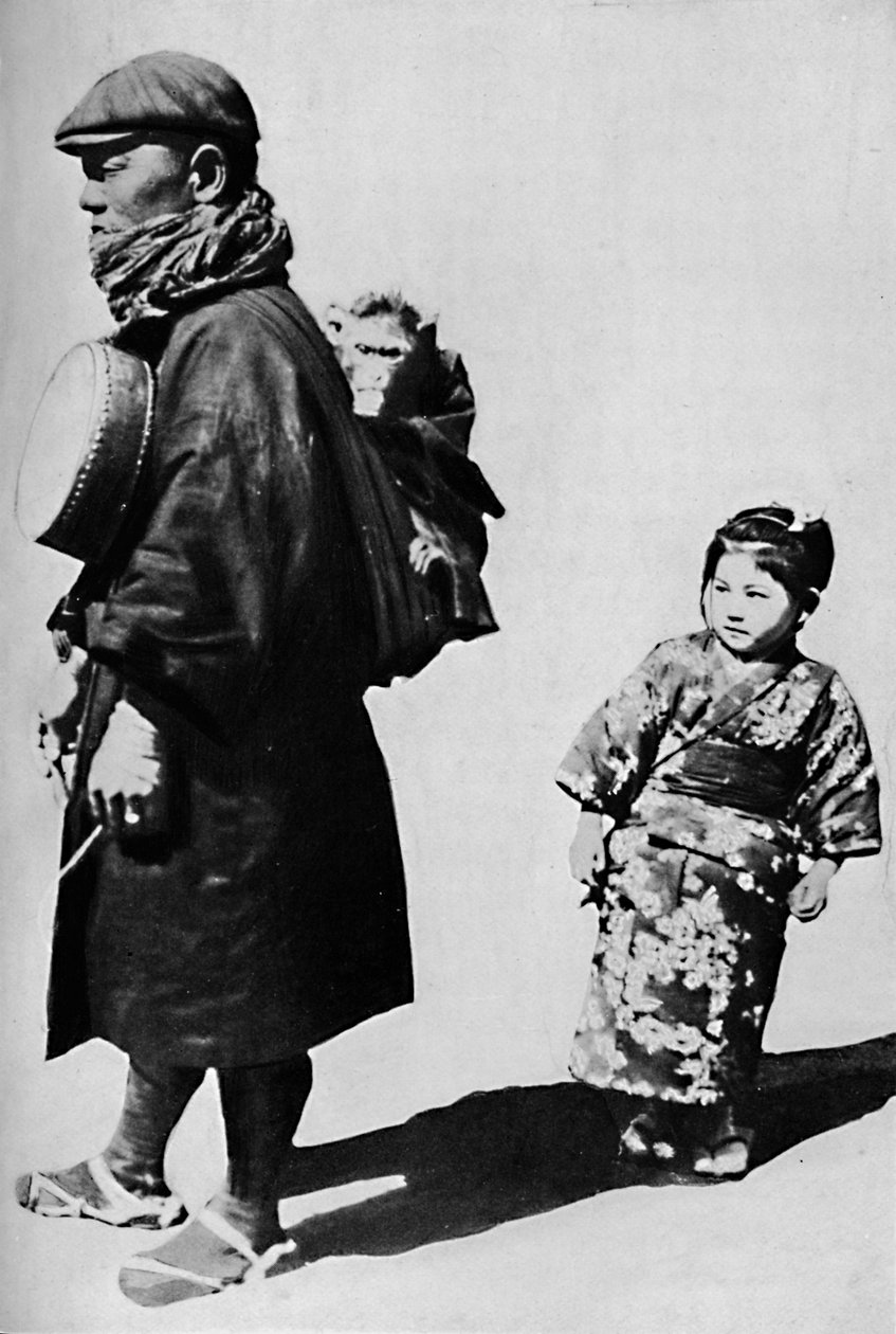 Med sin tromme og ape er han Japans ekvivalent med vår orgelkvern i gammel stil, c1900, 1921. av Julian Leonard Street