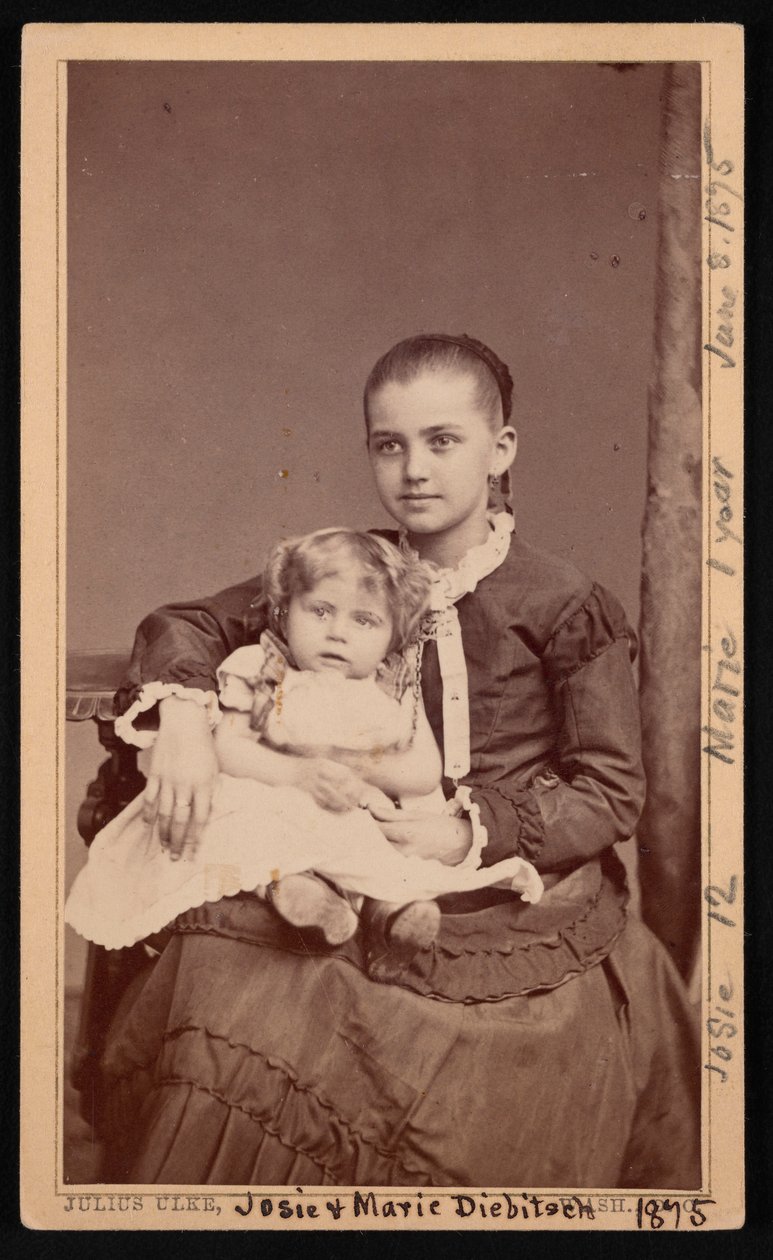 Gruppeportrett av Herman Henry Diebitsch-barn, Marie og Josephine Josie, 8. juni 1875. av Julius Ulke