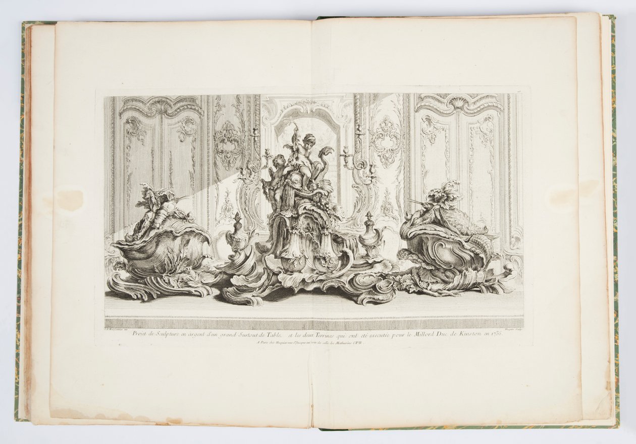 Prosjekt for en sølvskulptur av et stort bord midtstykke og de to terrinene...Utført for Millord Kinston (sic) i 1735 (Design for midtpunkt og to terriner for hertugen av Kingston i 1735) plate 115 i Work of Just- Aurele Meissonnier av Juste Aurèle Meissonnier