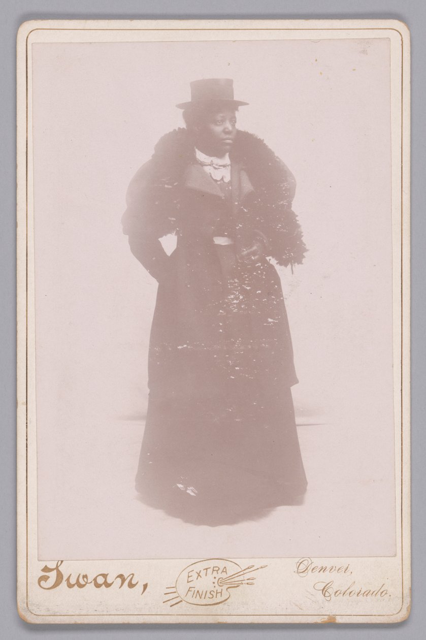 Skapkort av en uidentifisert kvinne iført topplue og pelsstol, ca. 1895. av Justus C. Swan