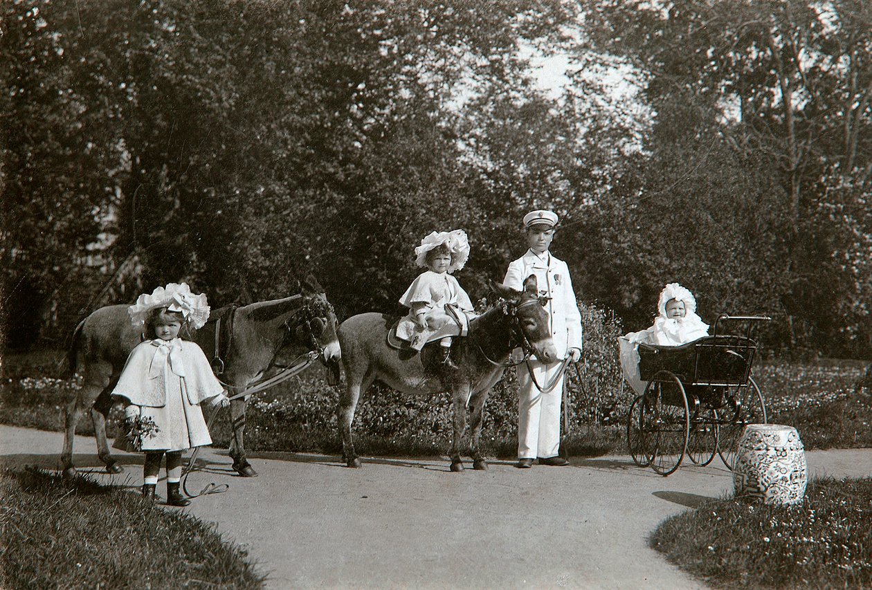 Storhertuginnene Olga, Tatiana og Maria av Russland, Tsarskoye Selo, Russland, c1899-c1900 av K. von Hahn
