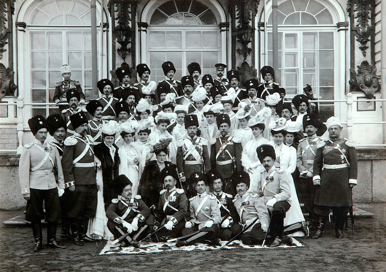 Russisk keiserfamilie utenfor Katarinapalasset, Tsarskoye Selo, Russland, tidlig på 1900-tallet. av K. von Hahn