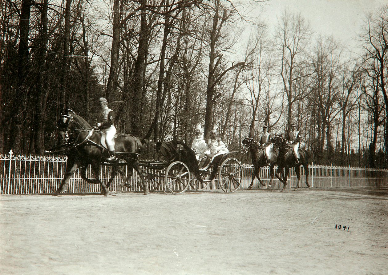 Tsar Nicholas II og Tsarina Alexandra Fyodorovna fra Russland i en vogn, tidlig på 1900-tallet av K. von Hahn