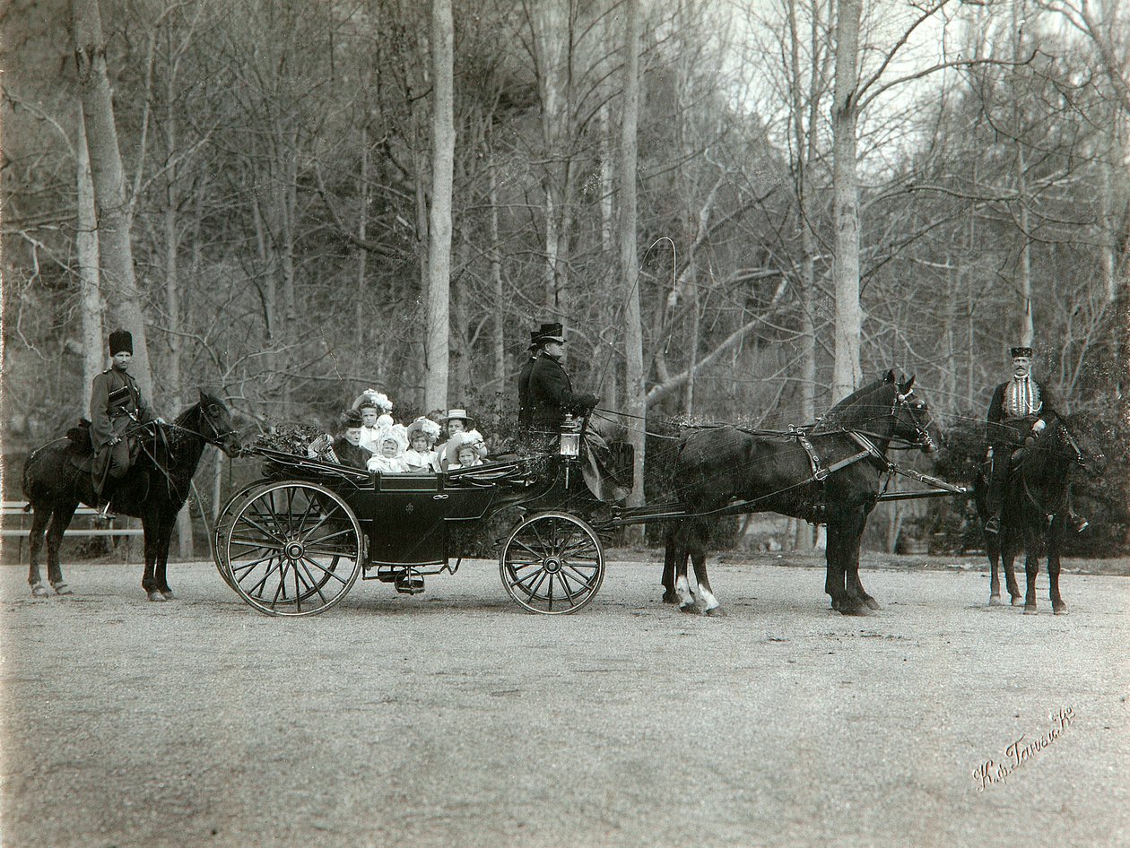 Tsar Nicholas II av Russland med sin familie i parken Tsarskoye Selo, Russland, 1900-tallet. av K. von Hahn