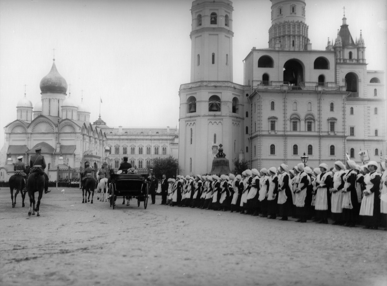 Tsar Nicholas II gjennomgår paraden til elevene fra Moskva i Kreml, Russland, 1912 av K. von Hahn