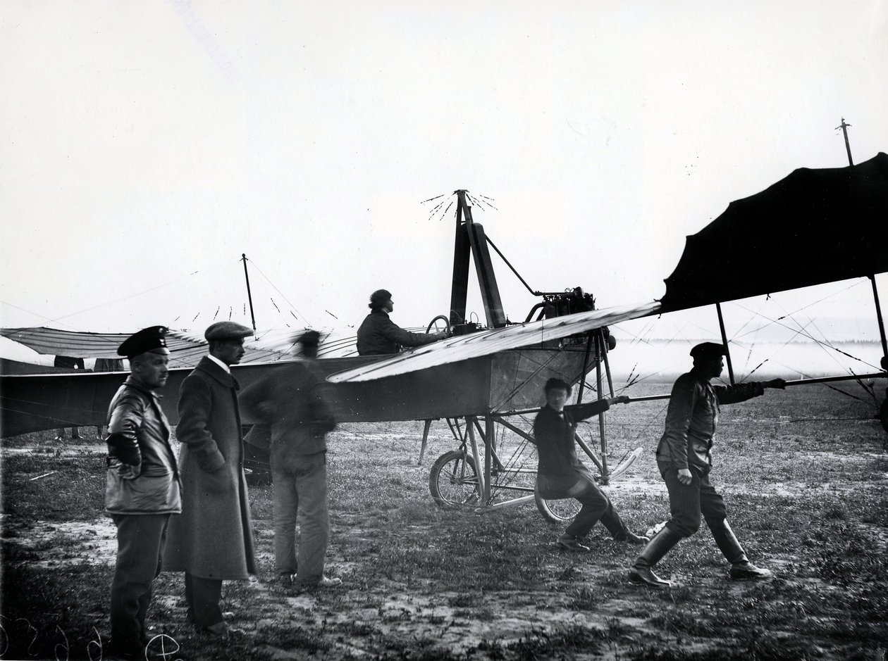 Et fly som tar av eller lander på en flyplass nær St. Petersburg, 1911 av Karl Karlovich Bulla