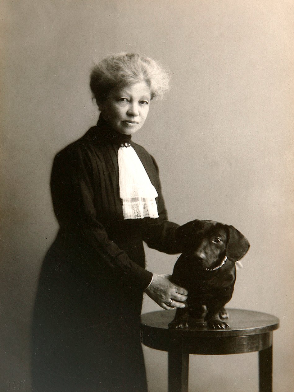 Alexandra Beketova-Blok, russisk forfatter og oversetter, med hunden sin, tidlig på 1800-tallet av Karl August Fischer