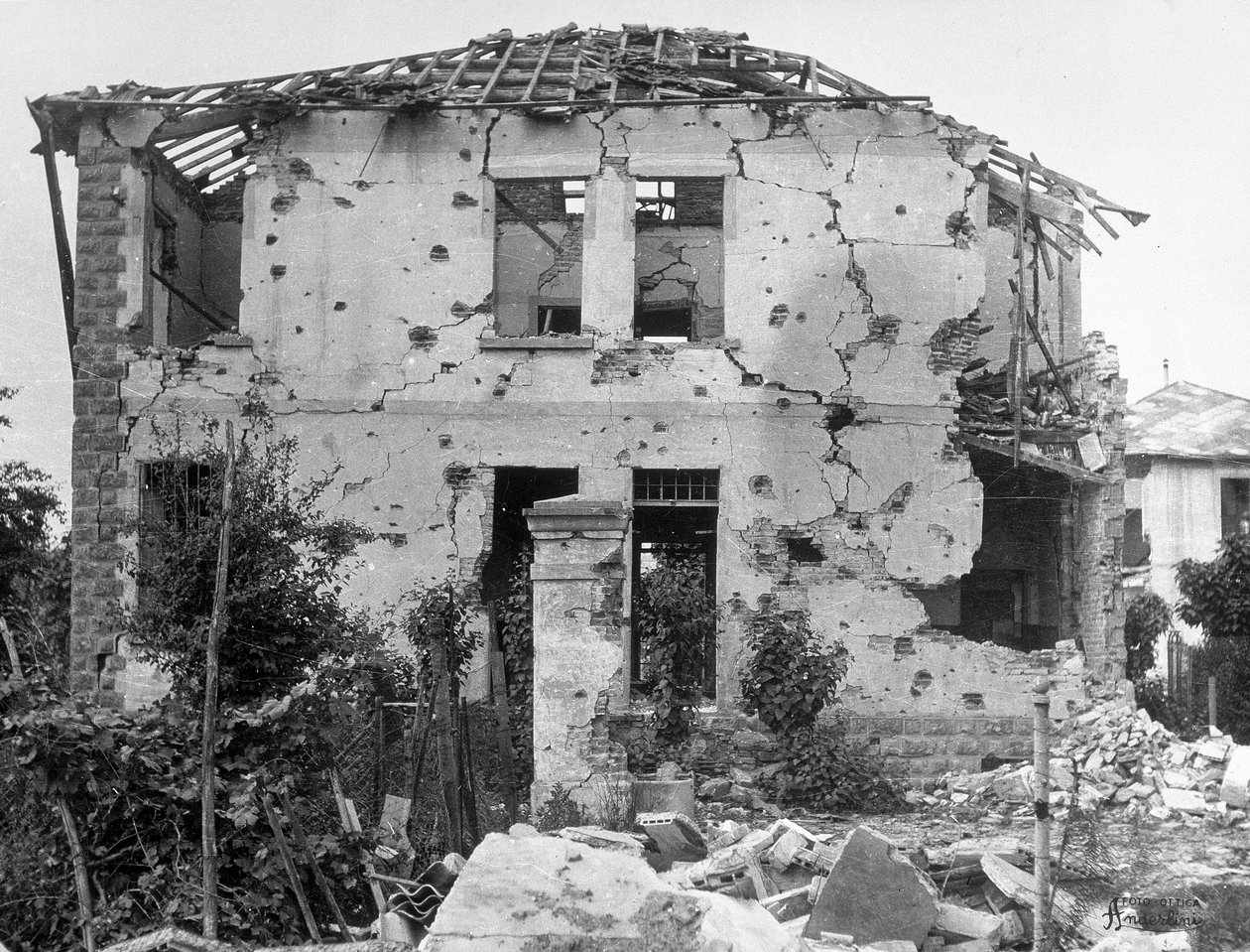 Bombardementene til Sermide. Øyeblikksbilde av et hus av Karl Heinz Bast