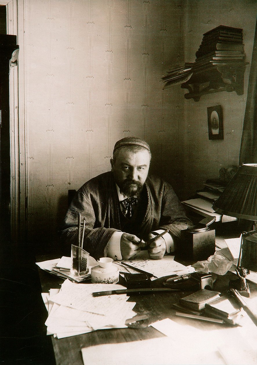 Alexander Kuprin, russisk forfatter, ved skrivebordet hans, Gatchina, Russland, tidlig på 1900-tallet. av Karl Karlovich Bulla
