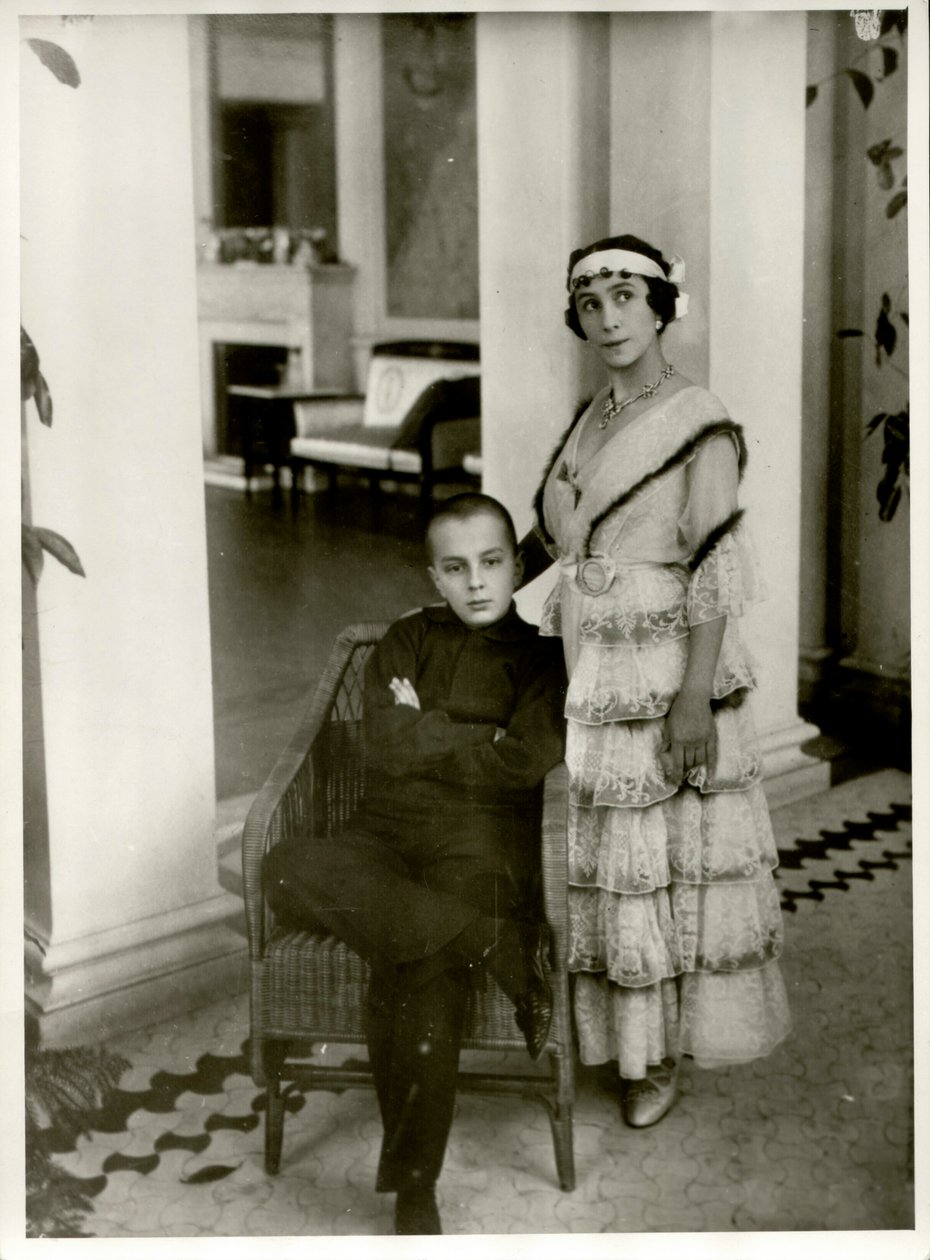 Mathilde Kschessinska 1872-1971 med sønnen Vladimir, 1916. av Karl Karlovich Bulla