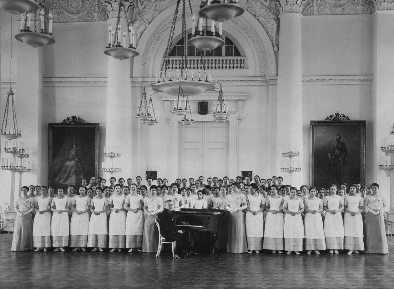 Elever ved Smolny Institute for Noble Maidens på en musikktime, ca. 1913 av Karl Karlovich Bulla