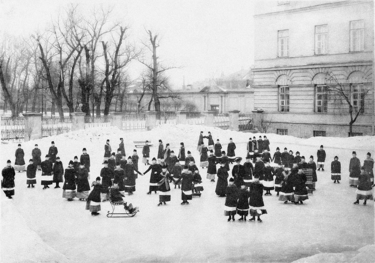 Elever ved Smolny Institute for Noble Maidens kl på Winter Walk, ca. 1913 av Karl Karlovich Bulla