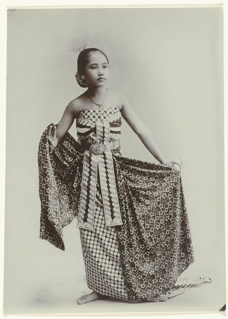 Studioportrett av en javanesisk danser Portrett av en ung javanesisk kvinne i sarong av Kassian Cephas