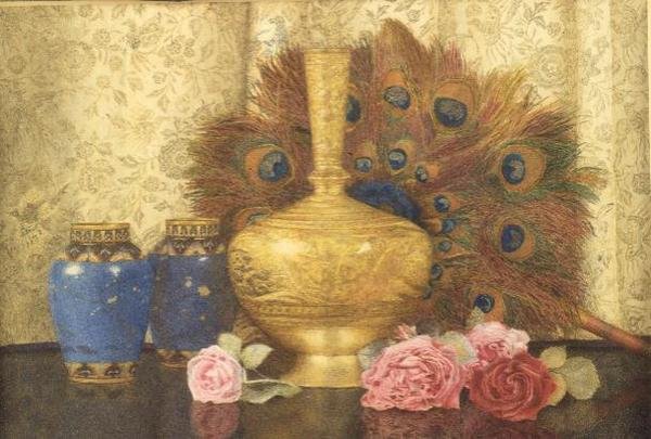 Østlige gaver: Cloisonne-vase, påfuglfjær, damaskroser og indisk vase av Kate Hayllar
