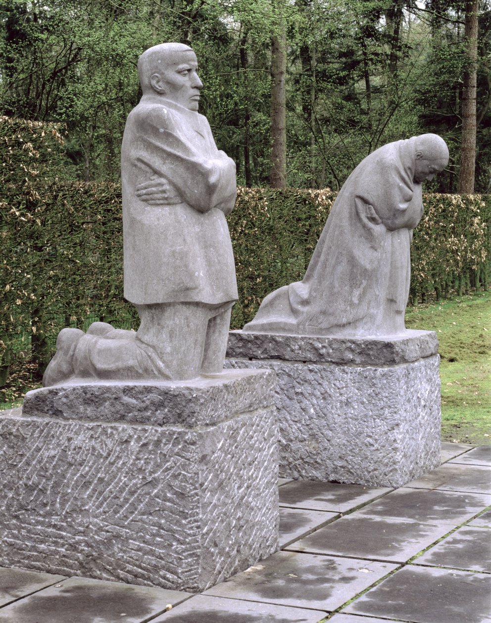 Minnesmerke som viser kunstneren og mannen hennes som sørger over sin døde sønn, Peter Kollwitz, innviet i 1931 av Käthe Kollwitz