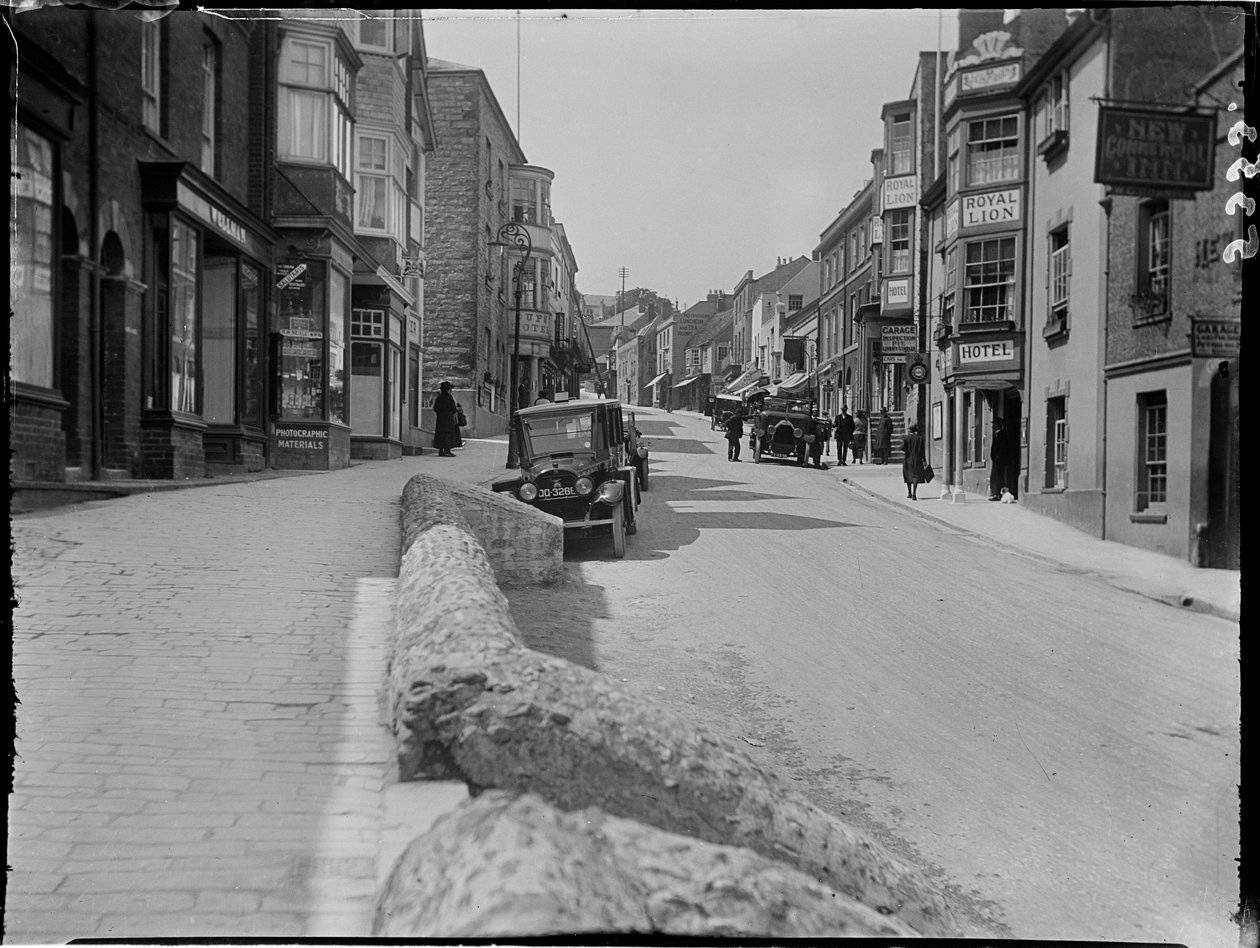 Broad Street, Lyme Regis, Dorset, 22.05.1925 (s/hvitt-bilde) av Katherine Jean Macfee