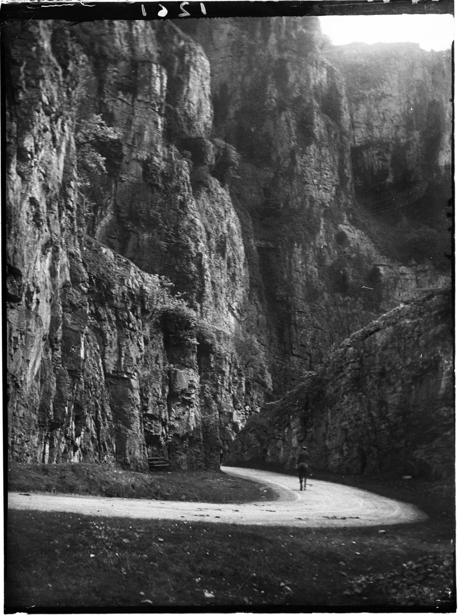 Cheddar Gorge, Cliff Road, Cheddar, Sedgemoor, Somerset, 22/05/1907 (s/hvitt bilde) av Katherine Jean Macfee