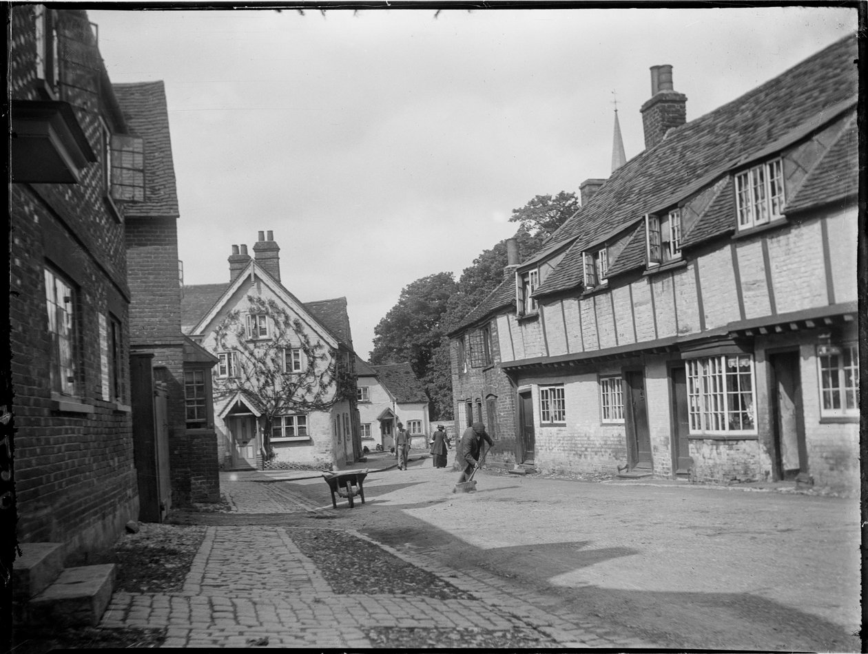 Church Street, Princes Risborough, Wycombe, Buckinghamshire, 01.06.1918 (s/hvitt-bilde) av Katherine Jean Macfee