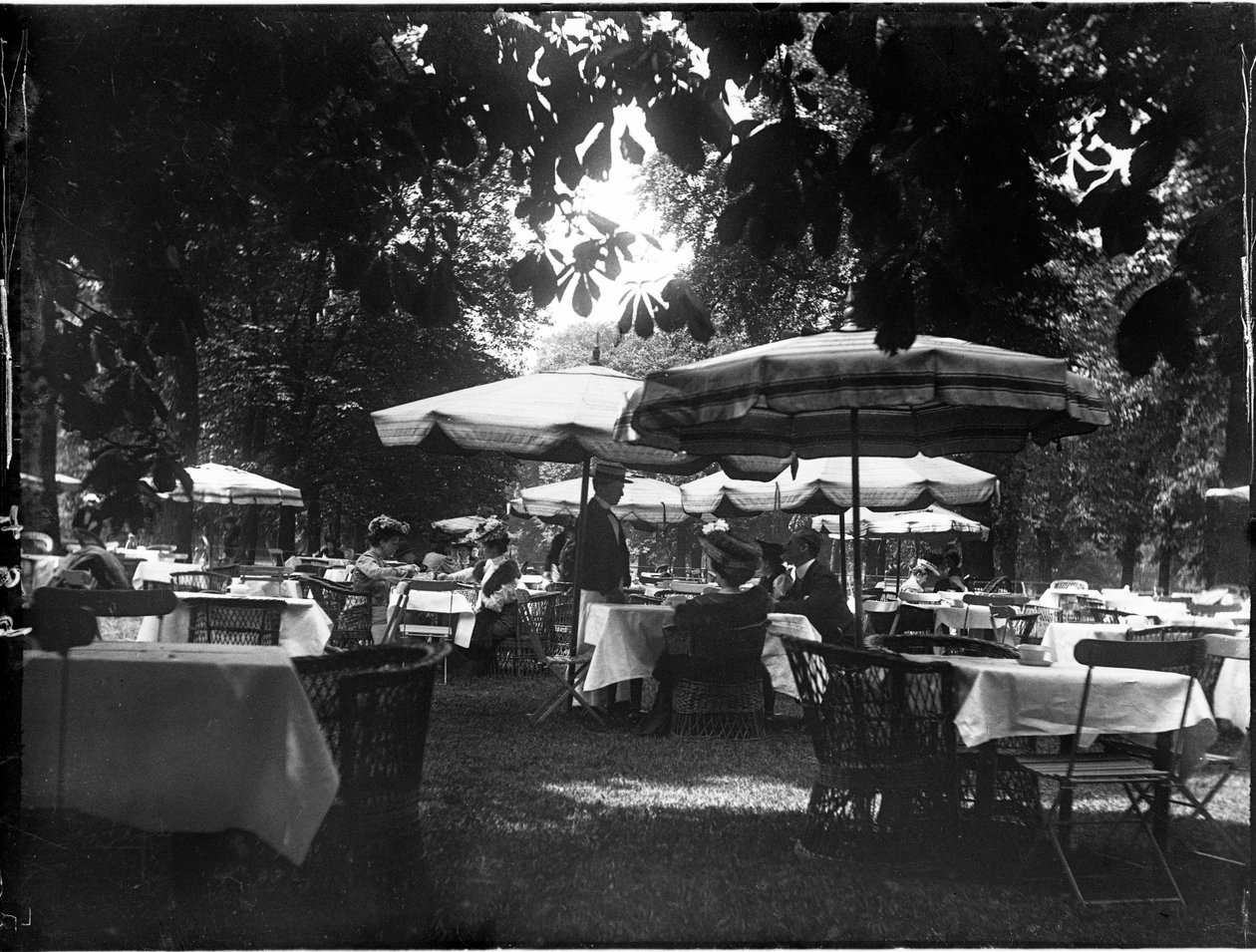 Hyde Park, City Of Westminster, London, 27.04.1905 (s/hvitt-bilde) av Katherine Jean Macfee