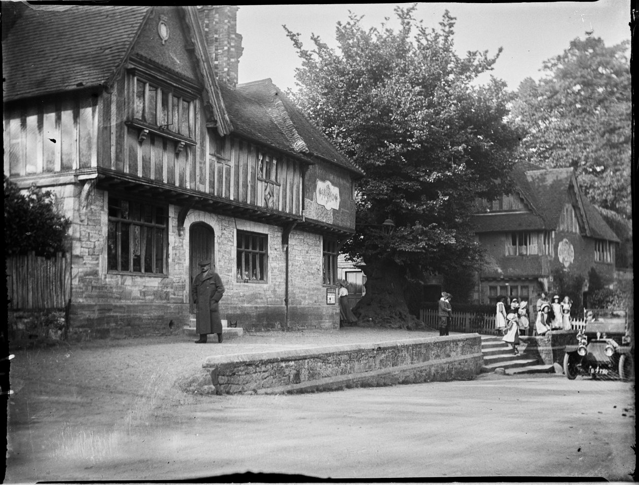Leicester Square, Penshurst, Sevenoaks, Kent, 22/05/1911 (s/hvitt-bilde) av Katherine Jean Macfee