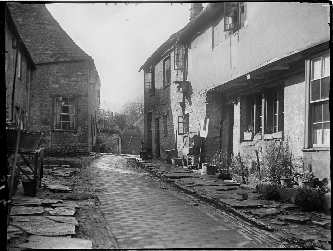 Old George Yard, Burford, Oxfordshire, 22. april 1924 - 6. mai 1924 (s/hvitt-bilde) av Katherine Jean Macfee