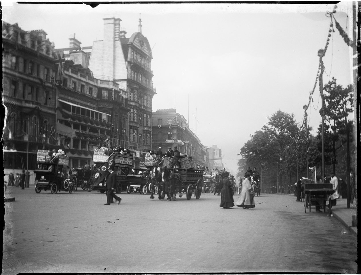 Piccadilly, City Of Westminster, London, 20.06.1911 (s/hvitt-bilde) av Katherine Jean Macfee