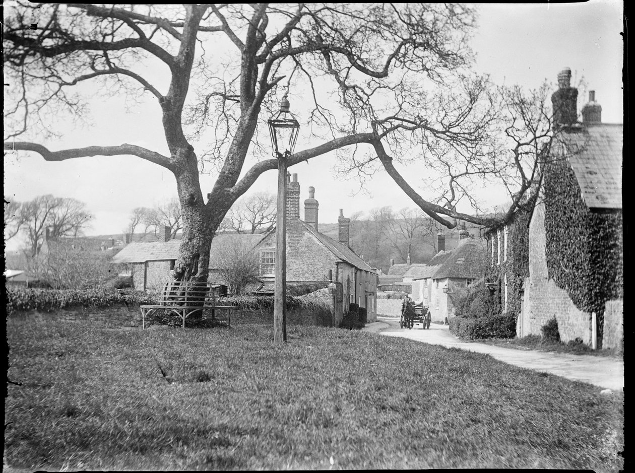 Village Green, Burton Bradstock, Dorset, 24. april 1922 - 8. mai 1922 (s/hvitt-bilde) av Katherine Jean Macfee