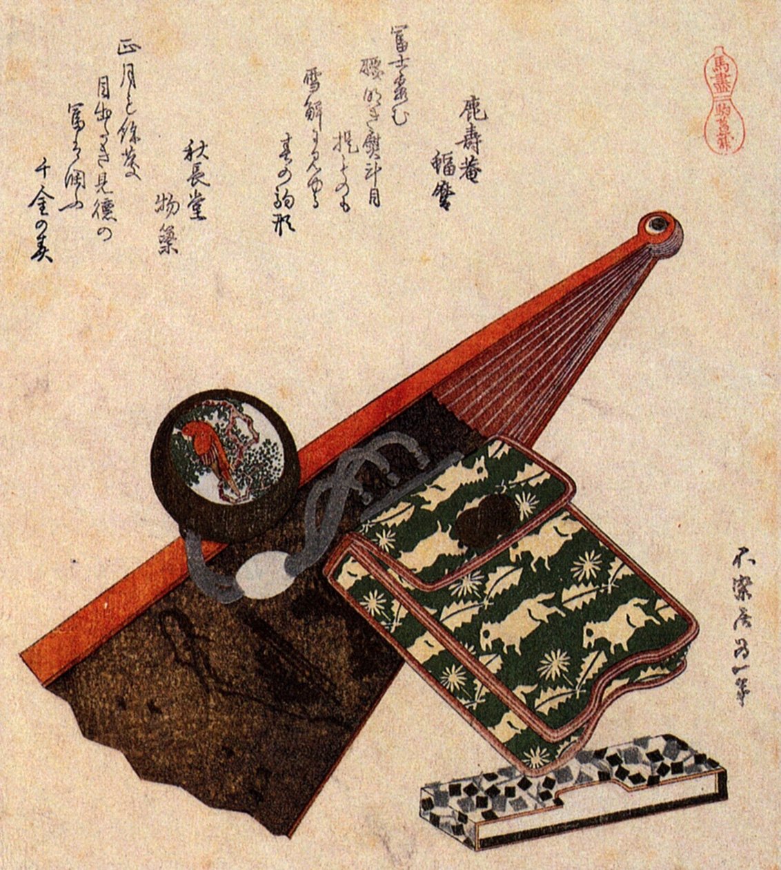 En skinnpose med kagami Netsuke ona delvis åpnet vifte av Katsushika Hokusai