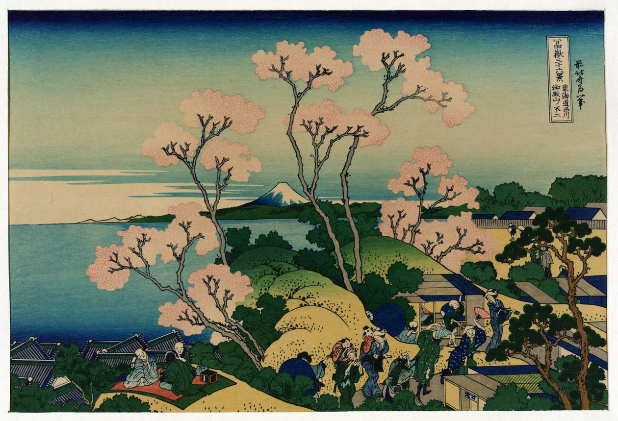 En gruppe japanere under kirsebærtrær ved blomstringen, i Shinagawa, Tokaido Road, Japan, med utsikt over Fuji-fjellet i det fjerne av Katsushika Hokusai