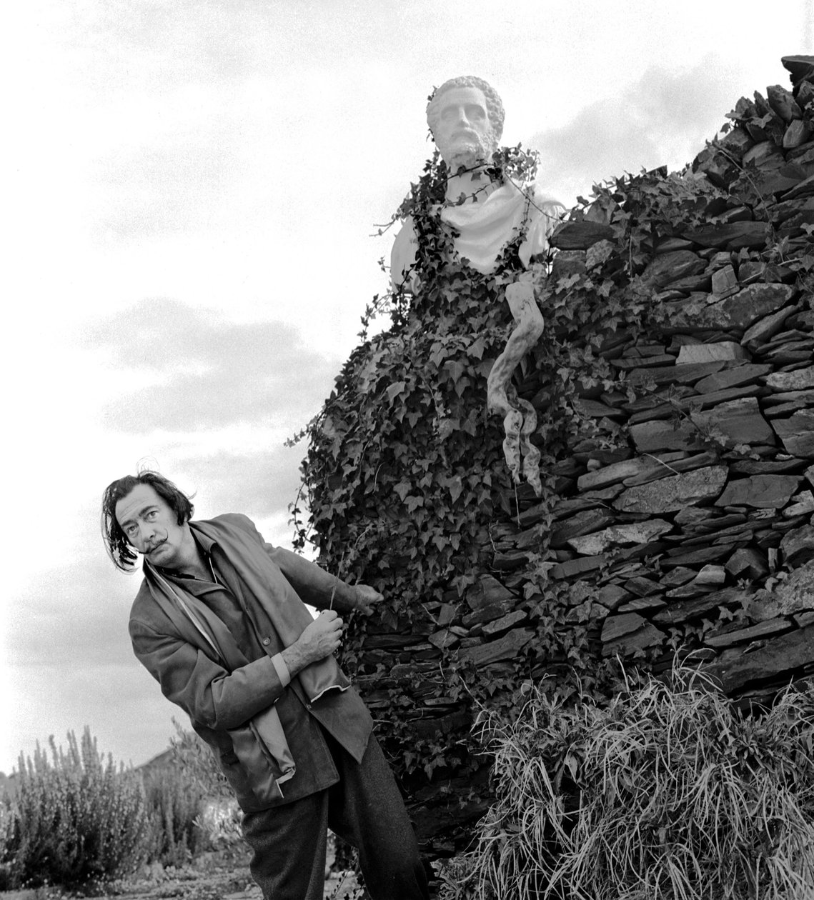 Salvador Dali i Port Lligat, november 1957 (s/hvitt-bilde) av Alec Hunter