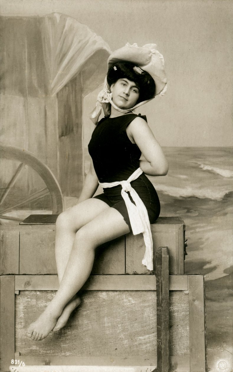 Kvinne i badedrakt, ca. tidlig på 1900-tallet (postkort) av Alec Hunter