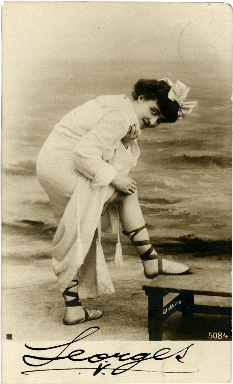 Kvinne på stranden, ca. tidlig på 1900-tallet (postkort) av Nakajima Raishō