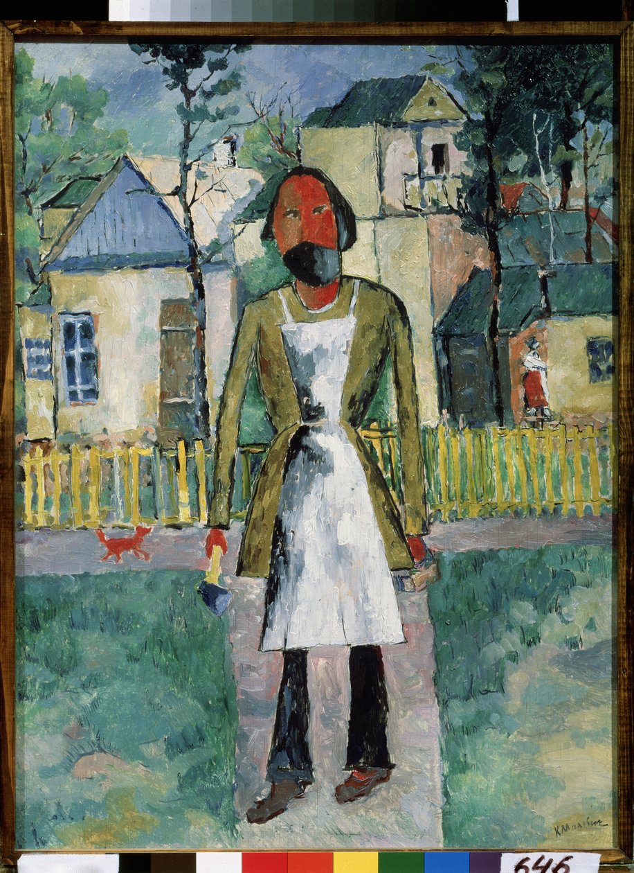 En snekker (A Carpenter). Håndverkeren står foran en landsby på landet, han er kledd i arbeidsforkleet og holder verktøyene sine i hver hånd. Maleri av Kasimir Severinovich Malevitch (Malevich, Malevic) (1878-1935), olje på tre av Kazimir Severinovich Malevich