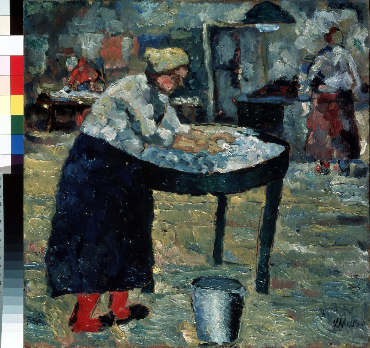 En vaskedame (A Laundress). På en gårdsplass bøyde en kvinne seg over et hevet kar, opptatt med å vaske klær, en metallbøtte ved føttene. I bakgrunnen andre kvinner som driver med komplementære aktiviteter, varmer vann, stryker. Printing av Kazimir Severinovich Malevich