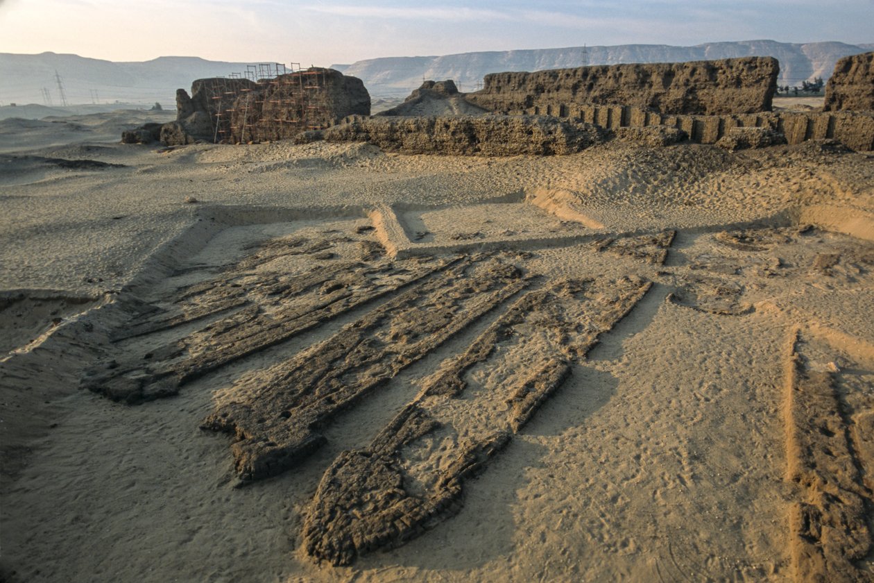 Abydos, 5000 år gamle treplankebåter i en grav av leirstein, tidlig dynastisk tid, 2005 (bilde) av Kenneth Garrett