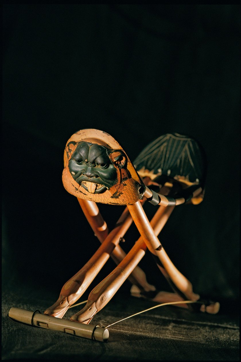 Sammenleggbar nakkestøtte i elfenben til kong Tutankhamon, Det nye kongeriket, 2002 (bilde) av Kenneth Garrett