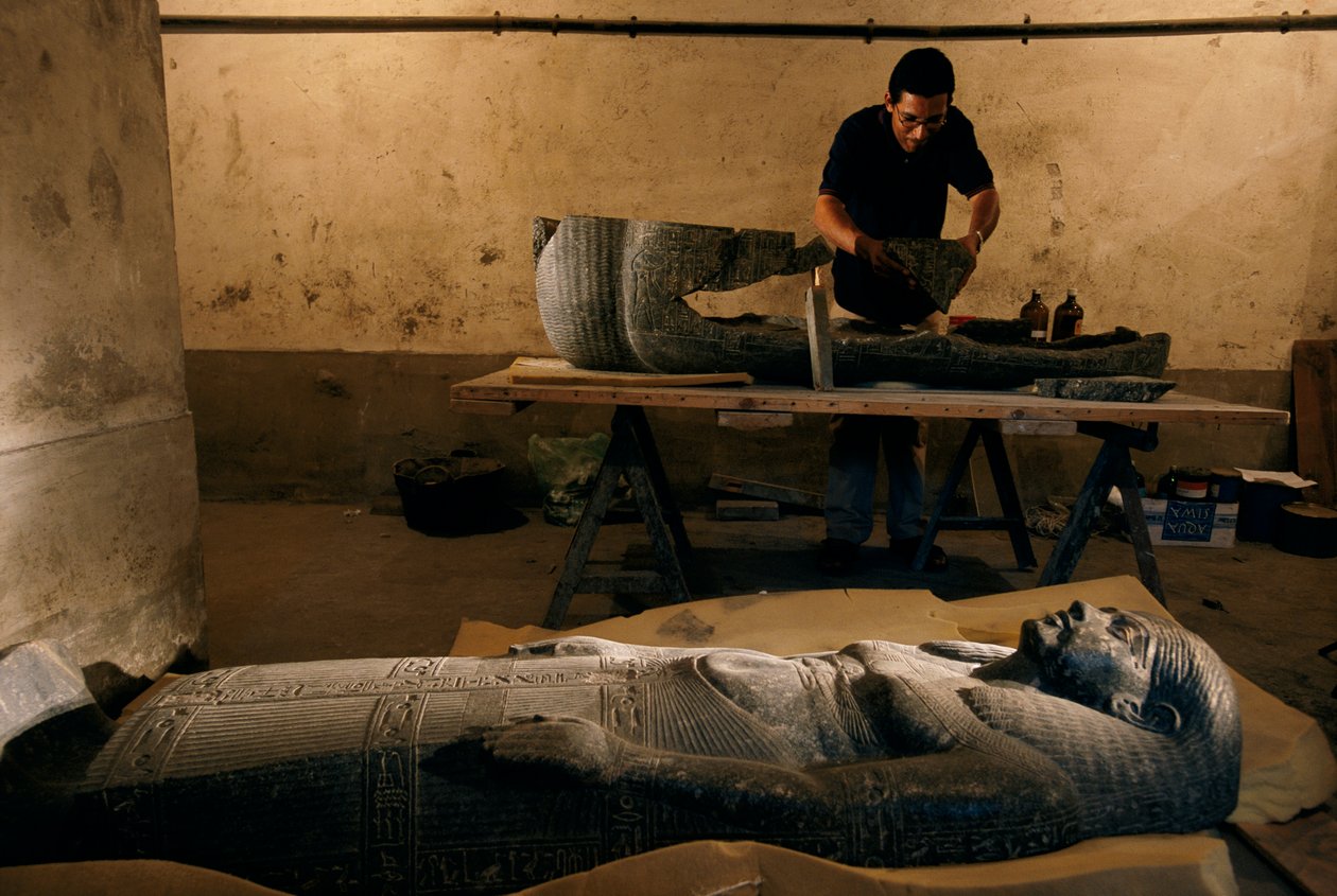 Fragmenter av basen til sarkofagen til Senqed er rekonstruert, Det nye kongeriket, 2002 (foto) av Kenneth Garrett
