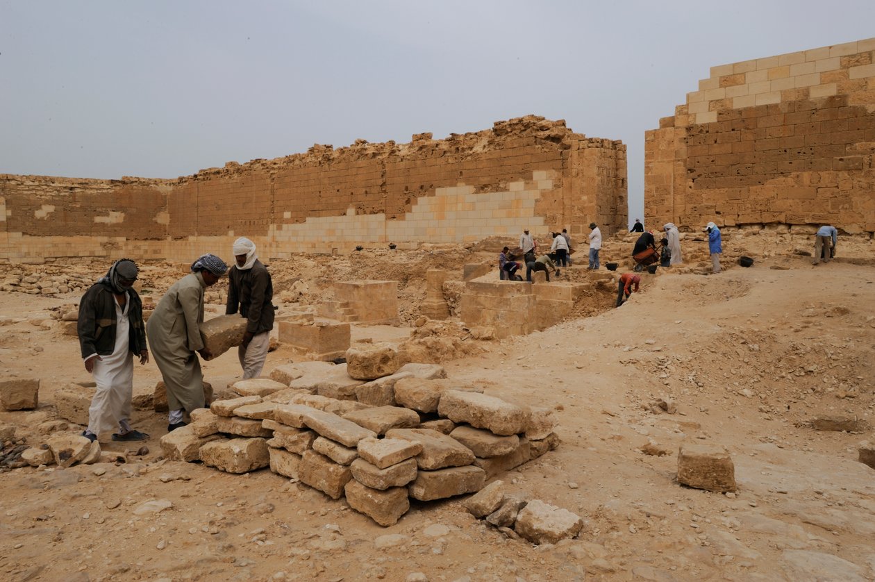 Last Pharaohs MM7836, Egypt, Taposiris Magna, Temple, Kathleen Martinez, Osiris, Isi..., 2011 (bilde) av Kenneth Garrett