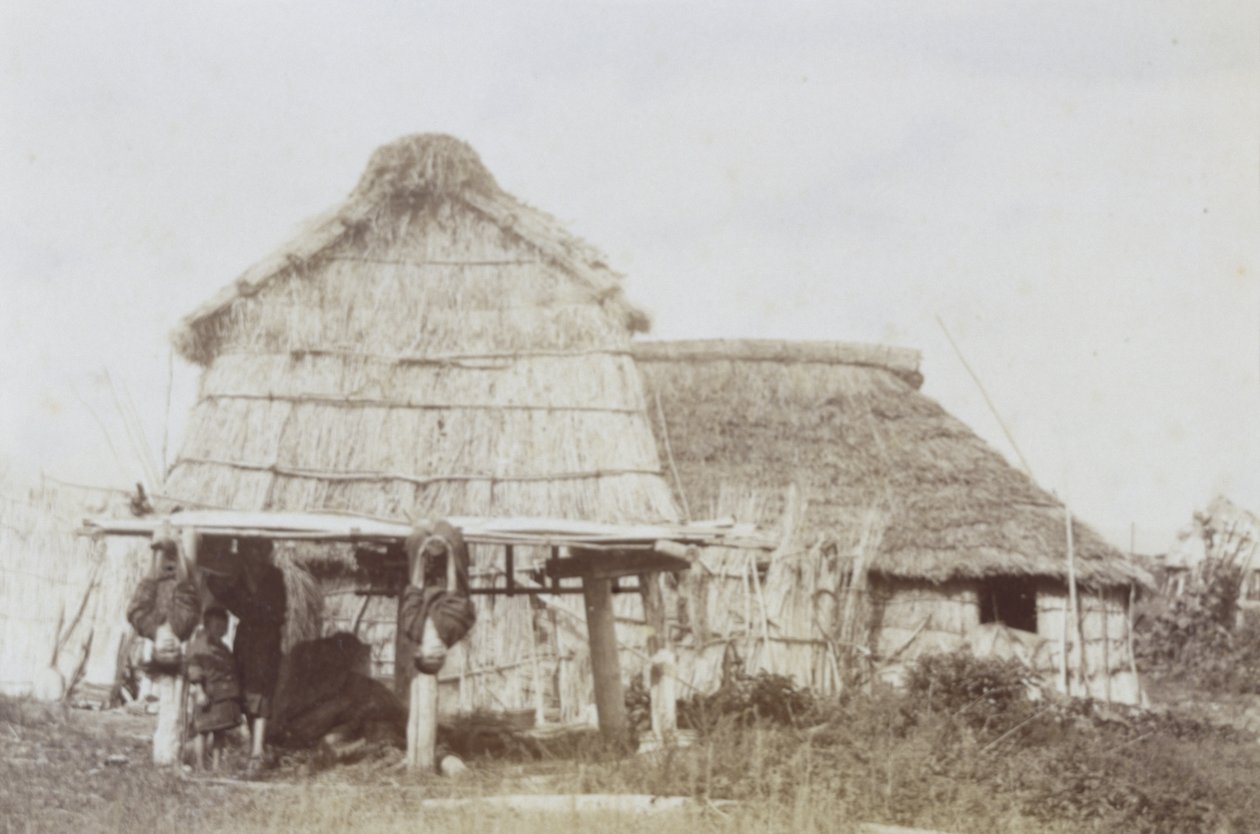 Ainu lagerhus med Ainu-barn, ca. 1890-tallet (gelatinsølvtrykk) av Kenzô Tamoto