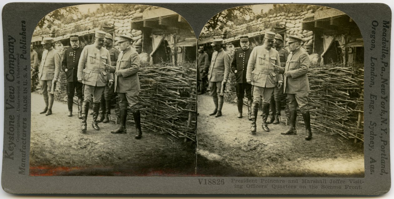 Horisontalt sepia -stereokort som viser Frankrikes president Raymond Poincare og Marshall Joseph Joffre møte med uniformerte offiserer av Keystone View Company