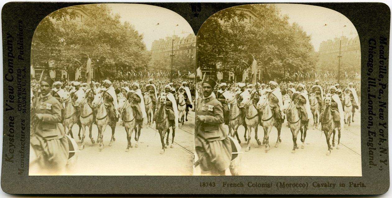 Horisontal, sepia, stereokort som viser uniformerte menn på hesteryggen som marsjerer i en parade. Keystone stereografnummer 18743. Tittelen lyder av Keystone View Company