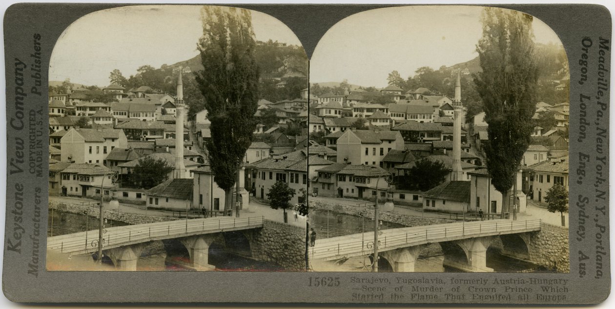 Horisontalt, sepia stereokort som viser utsikt over Sarajevo, Bosnia -Hercegovina. I forgrunnen er en bro som strekker seg over en elv, og forskjellige bygninger kan sees i bakgrunnen. Keystone Stereograf nummer 15625. Tittelen lyder av Keystone View Company